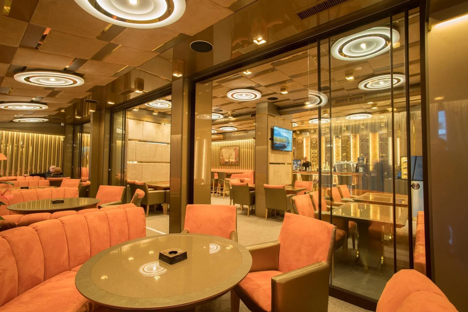 Кръгла маса и коралови кресла в салона на BLEND Bar & Dinner